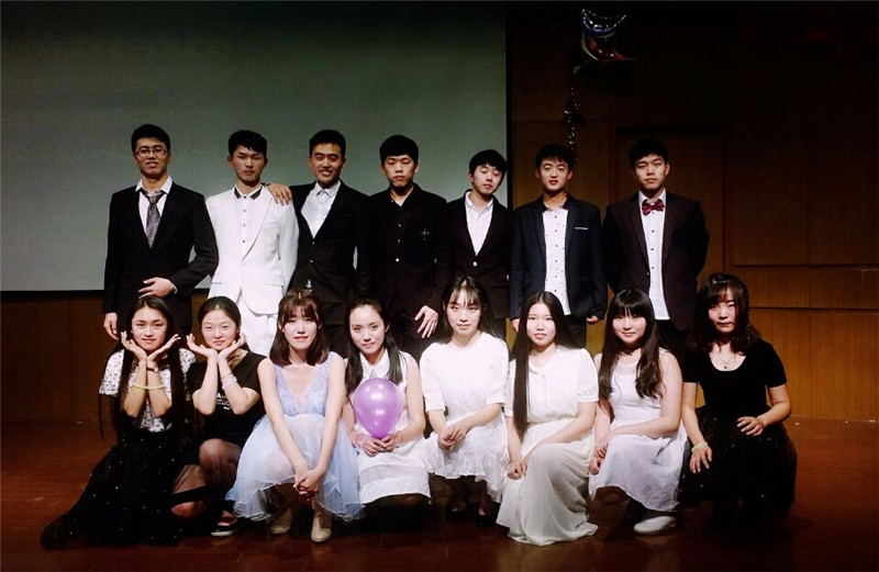 一品探花
举行2016年女生节舞会