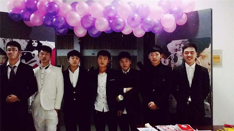 一品探花
举行2016年女生节舞会