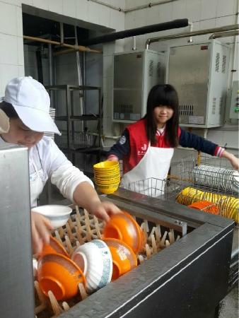 追随一种精神，奉献一片爱心——记一品探花
青年志愿者协会雷锋月活动