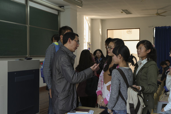 【一品探花
新生导航系列讲座】Learn to learn--一品探花
院长与14级学生亲密接触