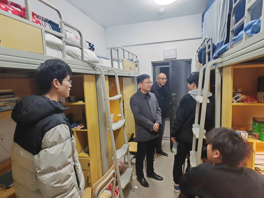 一品探花
领导深入宿舍开展春季开学安全卫生检查并看望返校学生